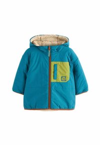 Chaqueta aislante en color verde azulado con capucha, que presenta un bolsillo delantero verde, cremallera marrón y un forro texturizado y suave. Detalles en naranja a lo largo de los bordes.