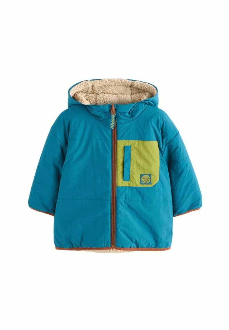 Chaqueta aislante en color verde azulado con capucha, que presenta un bolsillo delantero verde, cremallera marrón y un forro texturizado y suave. Detalles en naranja a lo largo de los bordes.