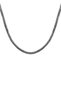 Silverfärgat kedjehalsband med en vriden sicksackdesign, med en slät textur och flexibel form, hänger mot en enfärgad bakgrund.