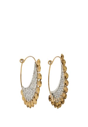 Złote i srebrne kolczyki koła z plecioną, srebrną wewnętrzną częścią oraz złotymi dyskowymi akcentami na zewnętrznej krawędzi.