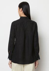 Marc O'Polo BLOUSE EASY SHAPED LONG SLEEVE CHEST POCKET SOLIDw - Užsagstoma palaidinė - black