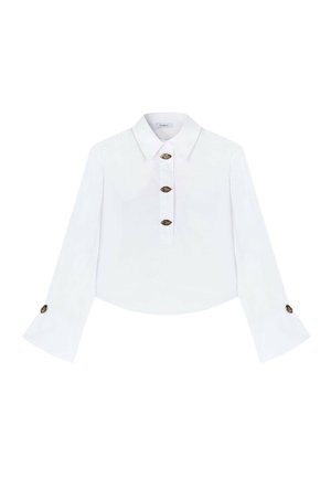 Blouse blanche courte avec un col. Dispose d'une fermeture à boutons et de manches évasées avec des boutons contrastants aux poignets. Texture douce.