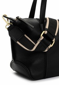 Czarna skórzana torba o fakturowanym wykończeniu, z zamkiem błyskawicznym u góry i nylonowym paskiem w paski, ozdobionym złotymi elementami.