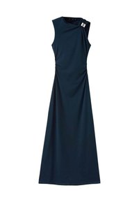 Vestido maxi sin mangas de color azul marino con un cuello alto y detalle de hebilla plateada en el hombro izquierdo.
