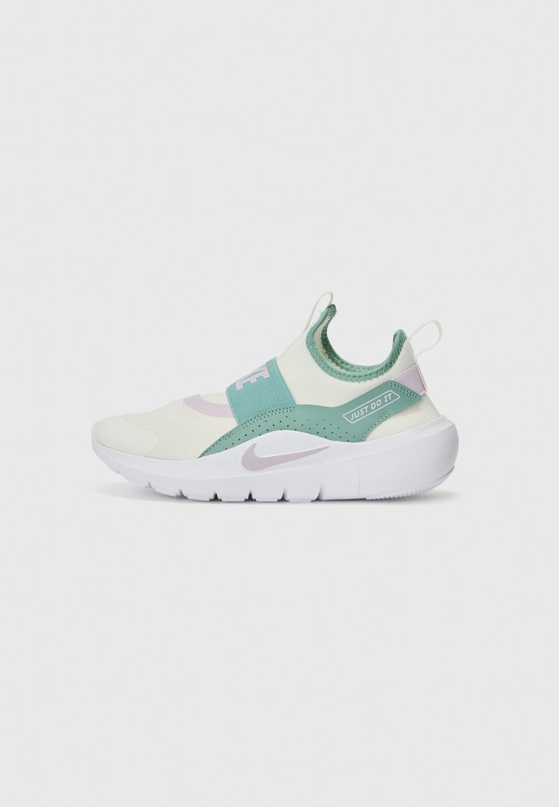 Sportlicher Schlupfschuh mit einem Design in Creme, Grün und Pink. Verfügt über ein strukturiertes Obermaterial und eine klobige weiße Sohle. Enthält ein Detail mit dem Text "Just Do It".