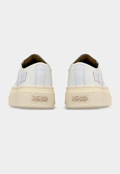 Ζευγάρι λευκά πάνινα sneakers με χοντρές μπεζ υφασμάτινες σόλες, ορατά από πίσω, με «MM6» ανάγλυφο στις φτέρνες.