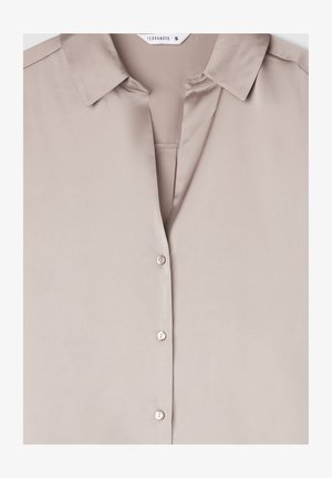 Camicia button-up di un beige chiaro realizzata in tessuto liscio, con colletto classico e bottoni simili a perle lungo la parte anteriore.