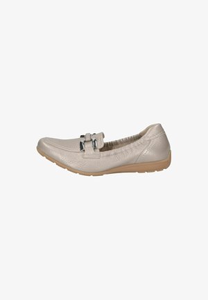 Lichtbeige leren vlakke schoen met een gestructureerde afwerking, ronde neus, elastische zijkanten en een decoratieve zilveren gesp.