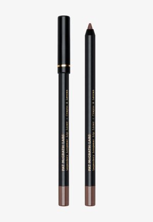 Crayon à lèvres noir avec une bande dorée. Une extrémité est effilée pour l'application ; l'autre a un capuchon amovible. L'étiquette inclut "PAT McGRATH LABS."