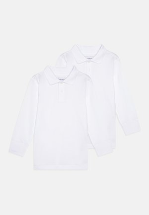 Duas camisas polo brancas de manga longa com gola e placket de botões, feitas de algodão, com uma textura suave e sem padrões.