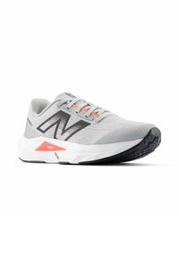 Zapatilla deportiva gris claro con parte superior de malla texturizada, detalles en negro y un toque de naranja en el talón. Media suela blanca y suela negra.