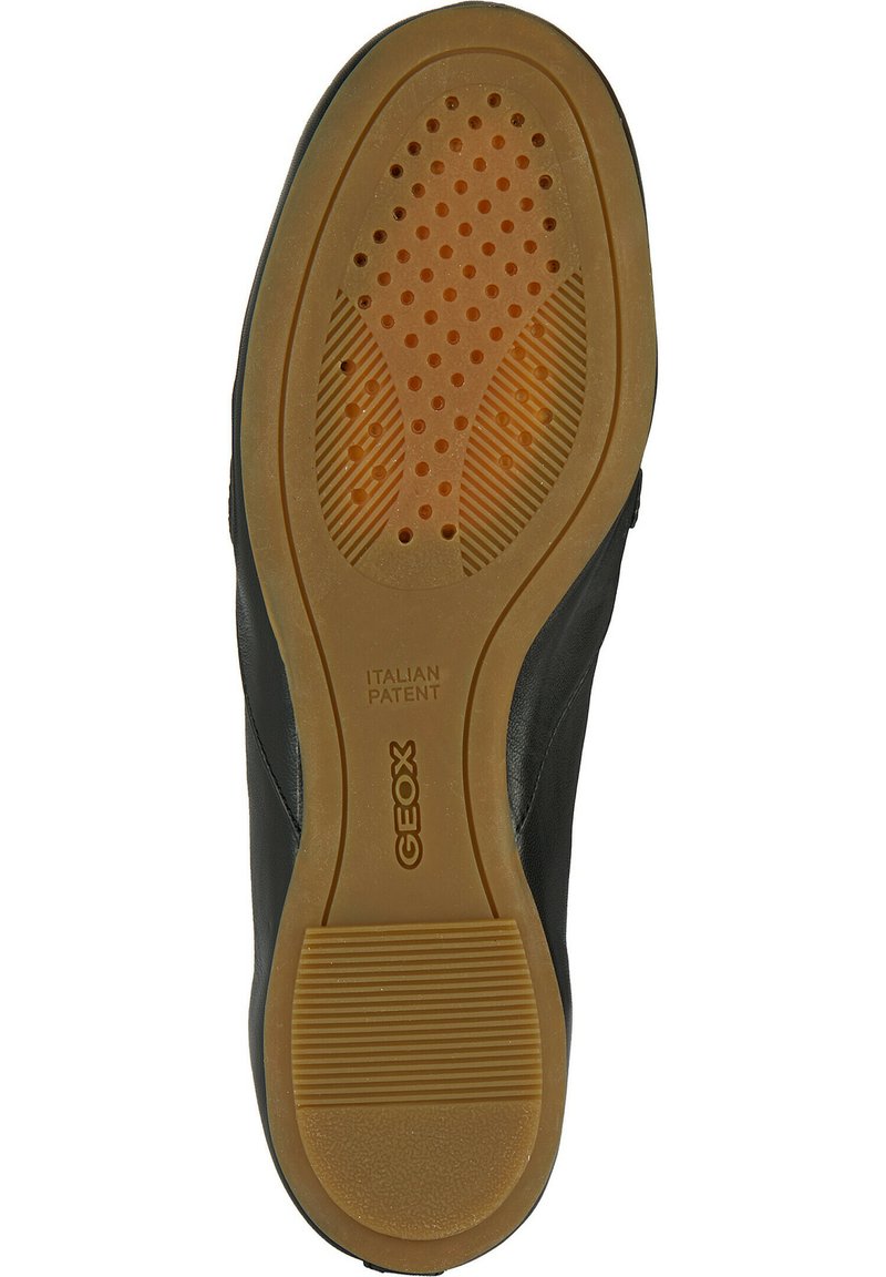 Soletta nera con battistrada in gomma arancione. Presenta fori circolari per traspirabilità, scanalature testurizzate e logo impresso "GEOX".