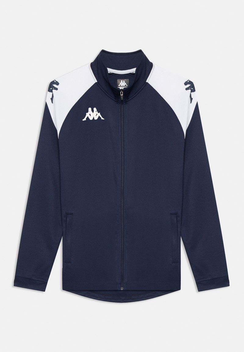 Veste de sport zippée bleu marine et blanche avec manches longues, col montant, poches latérales et logos Kappa blancs sur la poitrine et les épaules.