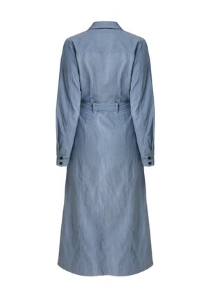 Lichtblauwe lange jas van zachte stof, met een belted taille, kraag, lange mouwen en knoopaccenten op de manchetten.