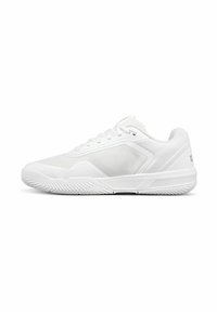 Zapatilla deportiva blanca con un panel lateral de malla, parte superior texturizada y suela de goma con un patrón de tracción de espiga.