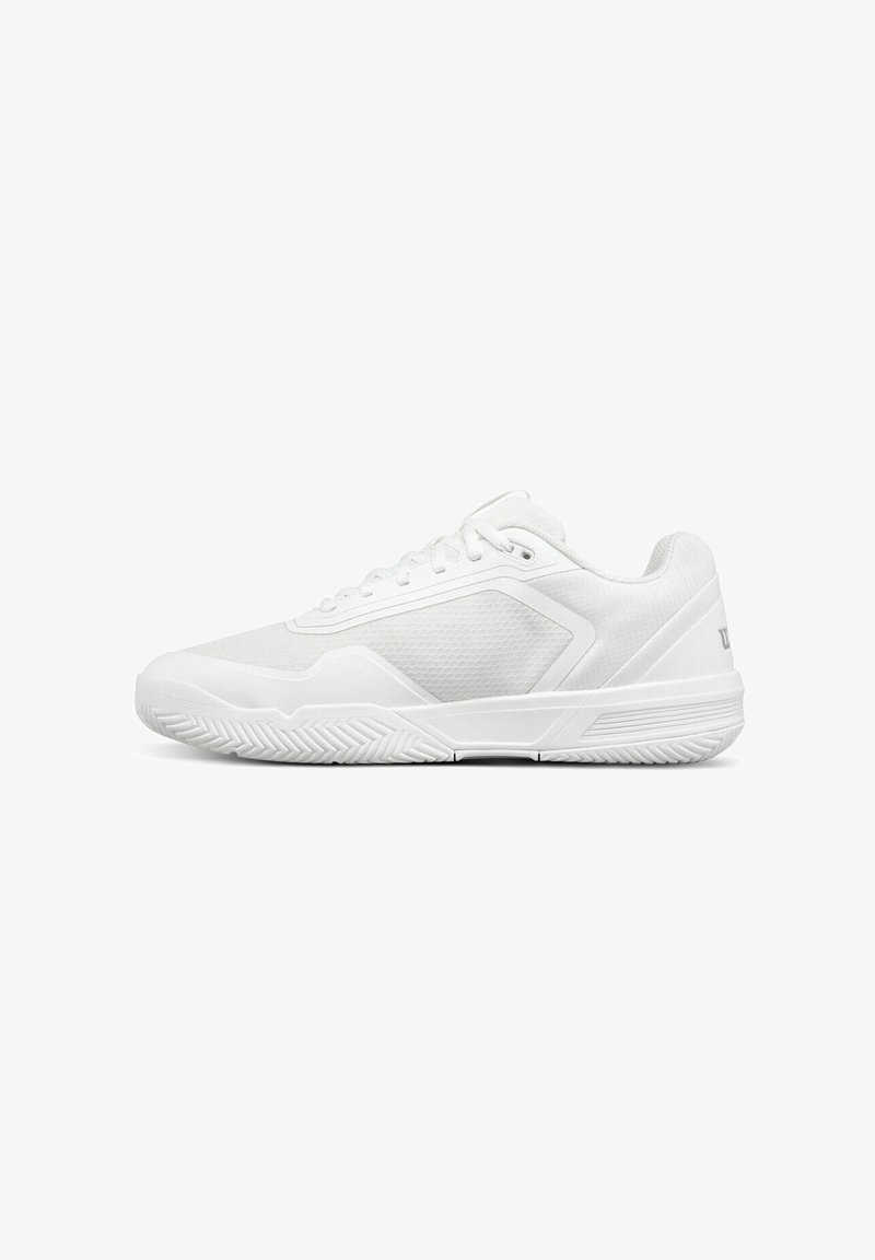 Zapatilla deportiva blanca con un panel lateral de malla, parte superior texturizada y suela de goma con un patrón de tracción de espiga.