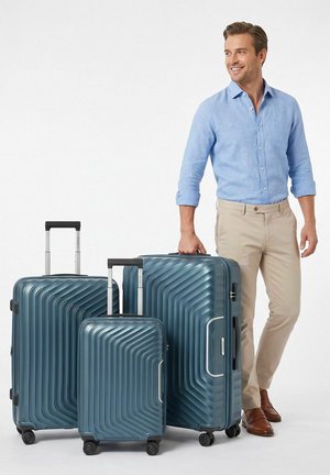 Redolz, ESSENTIALS 01 4 ROLLEN KOFFERSET 3-TEILIG MIT DEHNFALTE UNISEX - Kofferset - blue metallic