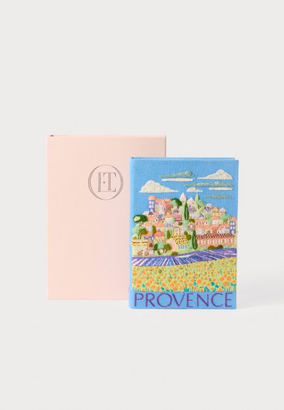 Βαμμένο εξώφυλλο τετραδίου σε μπλε χρώμα με πολύχρωμο σχέδιο τοπίου που απεικονίζει κτήρια και πεδία. Περιλαμβάνει τη λέξη "ΠΡΟΒΑΝΣΑ". Έρχεται με ροζ κουτί.