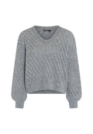 Grauer gestrickter Pullover mit V-Ausschnitt, der ein diagonales Rippmuster, Ballonärmel und einen cropped Saum aufweist. Die strukturierte Stoffqualität sorgt für Tiefe.
