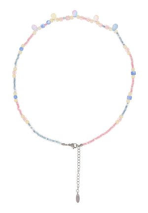 Delicate ketting met parels in pastelroze, blauw en geel, met tranenvormige accenten, een zilveren kreeftsluiting en verstelbare ketting.