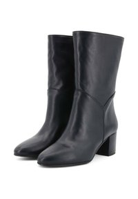 Stivali ankle neri in pelle con una texture liscia, punta affusolata, tacco a blocco e una silhouette aderente. Caratterizzati da un design minimalista senza accenti.