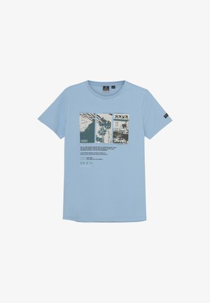 Lichtblauwe katoenen t-shirt met korte mouwen, voorzien van een bedrukt ontwerp met palmboomafbeeldingen en tekst in verschillende kleuren en stijlen.