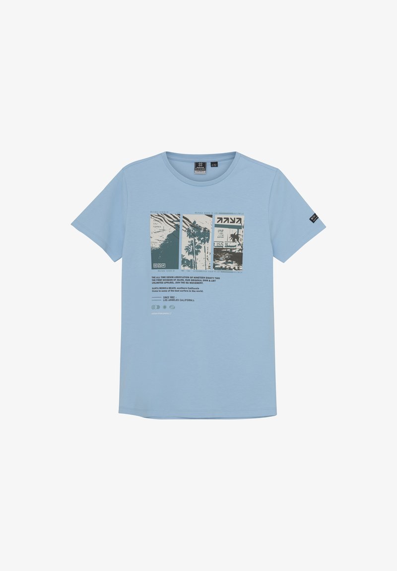 T-shirt en coton bleu clair à manches courtes, arborant un design imprimé avec des graphiques de palmier et du texte dans des couleurs et styles variés.