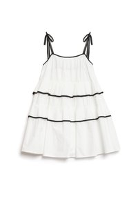 Vestido branco em camadas com bainhas pretas, apresentando alças spaghetti ajustáveis e um corpo franzido. Tecido leve com um design fluido.