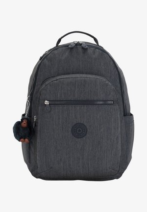 Sac à dos gris foncé avec un tissu texturé, compartiments zippés et un porte-clés en forme de singe. Présente un logo circulaire à l'avant.