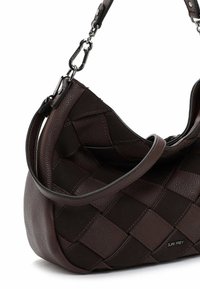 Ciemnobrązowa skórzana torba na ramię z plecionym wzorem patchworkowym, srebrnym okuciem i metalową metką z logo "SURI FREY" z przodu.