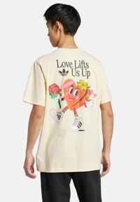 adidas Originals MBN TEE - Triko s potiskem - warm vanilla