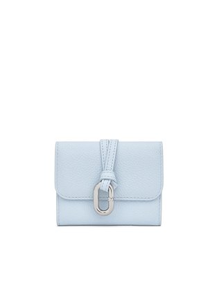 Portafoglio in pelle azzurro chiaro con trama, chiusura a patta, fissata da una cinghia ad anello e una fibbia ovale in metallo argento, su sfondo bianco.