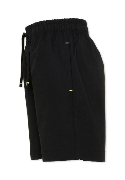 Shorts noirs longueur genou avec ceinture élastique et cordon de serrage, présentant de petites surpiqûres néon vertes sur les côtés.