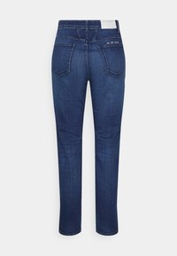 Vaqueros de mezclilla azul oscuro con corte recto, que cuentan con dos bolsillos traseros y un sutil texto bordado en la cinturilla. Textura suave.