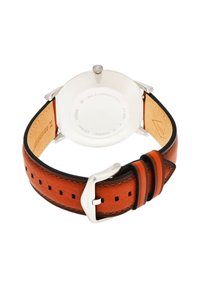 Correa de reloj de cuero marrón con hebilla de acero inoxidable plateado. Fondo de caja redondo con nombre de marca marcado y resistencia al agua, presenta superficies lisas y texturizadas.