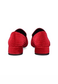 Zapatos tobilleros rojos con canalé y un tacón bajo, que presentan un material de corduroy texturizado y un diseño de talón abierto.