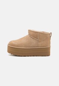 UGG - CLASSIC ULTRA MINI PLATFORM - Aulinukai su platforma - sand Miniatiūros vaizdas 1