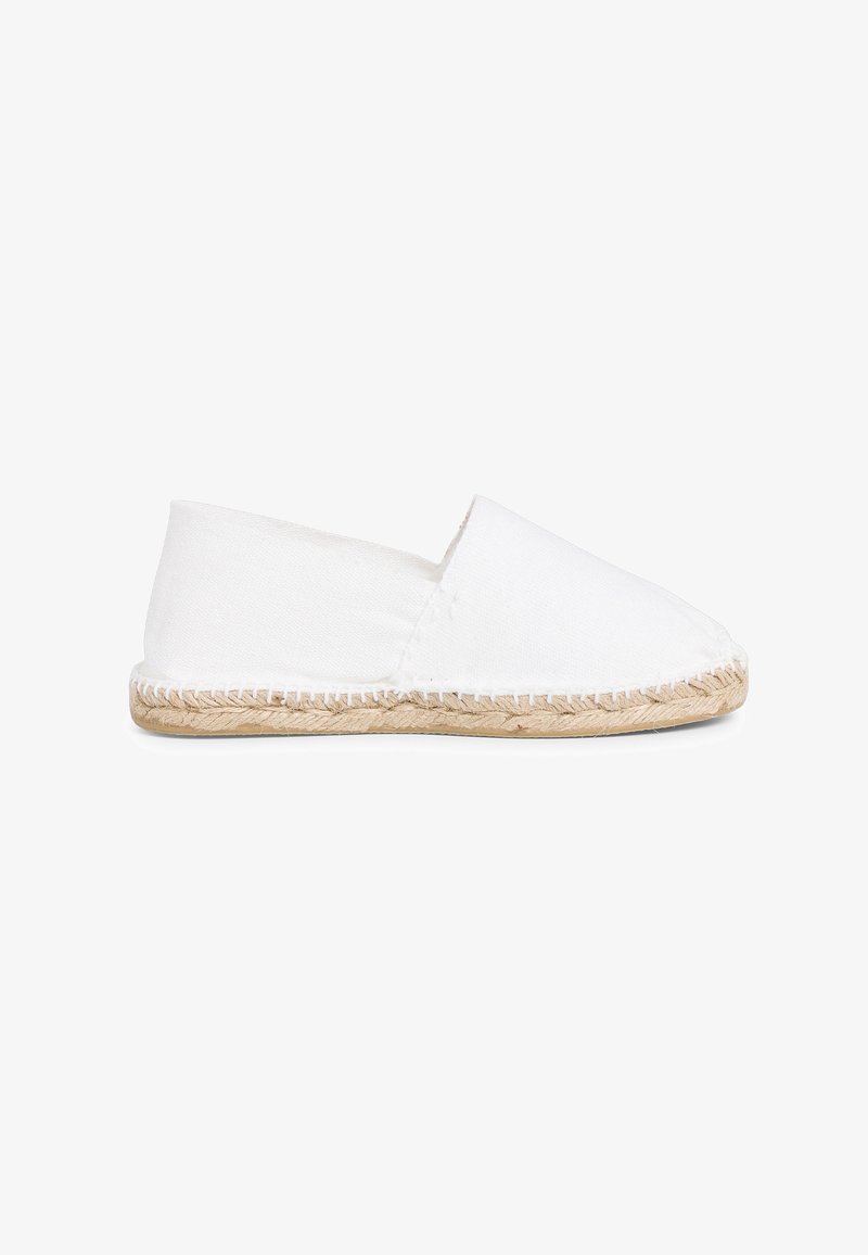 Espadrille blanche en toile avec bout fermé et semelle en jute tressé, vue de profil sur un fond blanc uni.