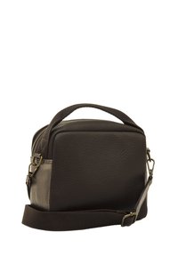 Borsa rettangolare in pelle marrone scuro con finitura texturizzata, dotata di manico superiore, tracolla regolabile e zip metallica.
