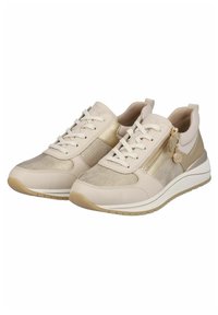Beige Sportschuhe mit Netzpaneelen und goldenen Akzenten; verfügen über einen seitlichen Reißverschluss und eine Schnürung. Leicht erhobene weiße Sohle.