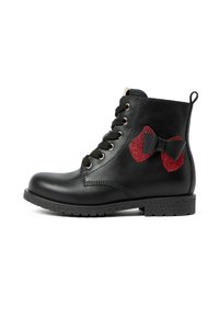 Schwarze Leder-Stiefelette mit schwarzen Schnürsenkeln, einer strukturierten Gummisohle und roten glitzernden Schleifenakzenten an der Seite. Das Design umfasst Metallösen.
