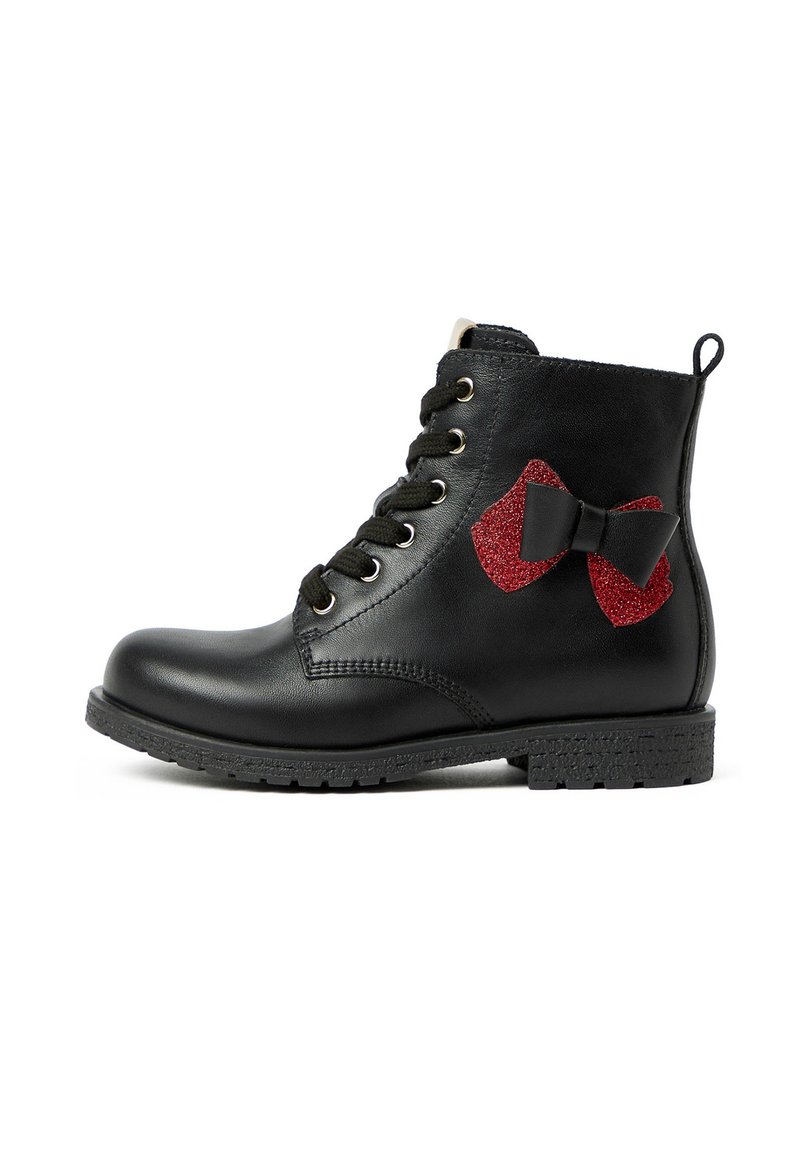 Schwarze Leder-Stiefelette mit schwarzen Schnürsenkeln, einer strukturierten Gummisohle und roten glitzernden Schleifenakzenten an der Seite. Das Design umfasst Metallösen.