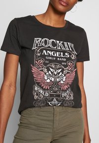 Czarna bawełniana koszulka z kolorowym graficznym nadrukiem z napisem "ROCKIN' ANGELS GIRLS' BAND" oraz skrzydłami, z krótkim rękawem i okrągłym dekoltem.