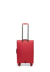 Rode harde koffer met een gladde textuur, twee zwarte wielen, een uitschuifbare handgreep en een zijhandgreep.