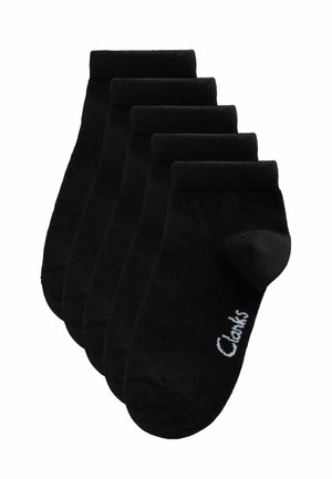 Fünf Paare schwarze Knöchelsocken gestapelt, mit einem kleinen weißen "Clarks"-Logo im Zehenbereich des vorderen Paares.