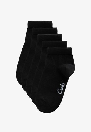 Fünf Paare schwarze Knöchelsocken gestapelt, mit einem kleinen weißen "Clarks"-Logo im Zehenbereich des vorderen Paares.