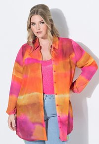 Camicia trasparente con bottoni, caratterizzata da un motivo tie-dye in arancione, rosa e giallo. Maniche lunghe, vestibilità comoda, con una texture leggermente traslucida.
