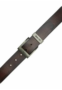 Brązowy skórzany pasek z teksturowanym wykończeniem i srebrną metalową klamrą. Cztery regulowane otwory na pasku. Logo wygrawerowane na klamrze.