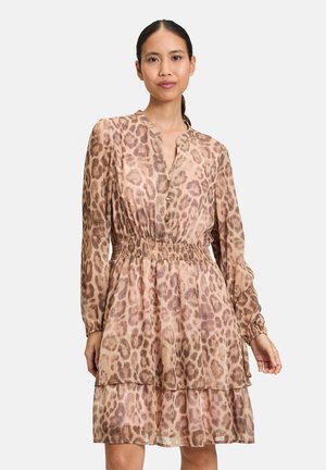 Leopardprint jurk met een ontspannen pasvorm, lange mouwen, knoopsluiting, gesmokte taille en gelaagde rok in tinten bruin en beige.