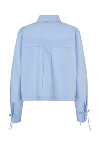 Helles blaues Langarmshirt mit Rückenfalte, Kragen und gebundenen Manschetten, von hinten auf weißem Hintergrund gezeigt.
